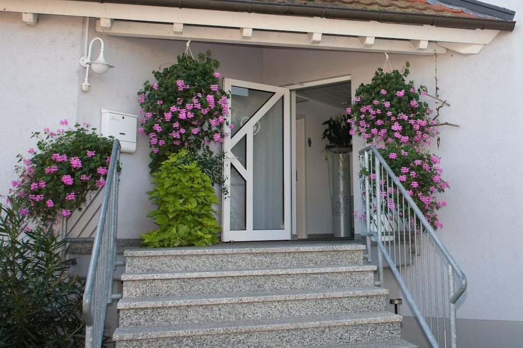 Aparthotel Gästehaus zur offenen Tür Rheinhausen Exterior foto